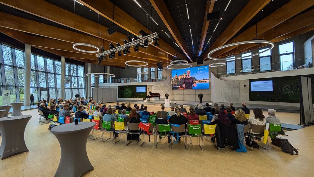 Ministerpräsidentin Manuela Schwesig übersandte per Video eine Grußbotschaft an die Teilnehmenden der 15. Regionalkonferenz Rechtsextremismus und Demokratiestärkung